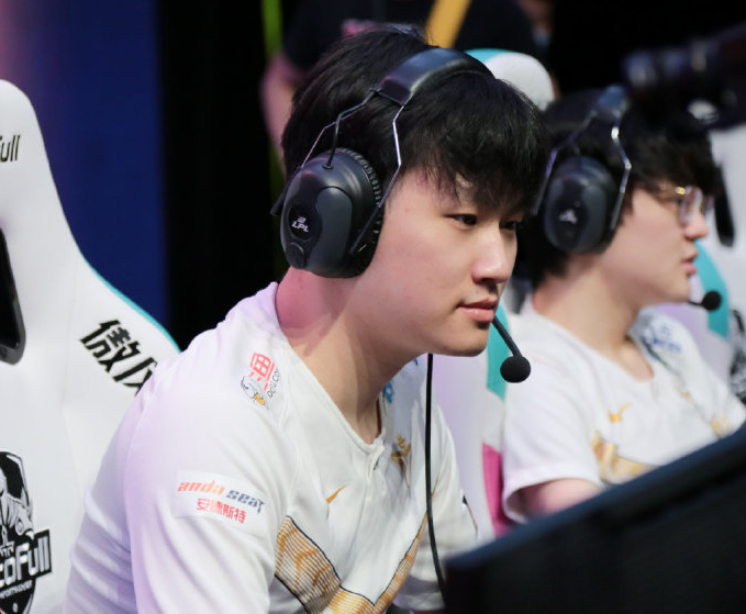 V5险胜SHR，Scout极限生还后反打峡谷大战入围赛，锁定晋级资格