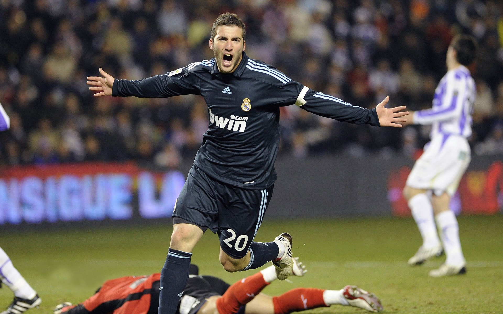 世界杯上演篮球式闪电战！广东队用橄榄球战术击溃美国勇士，亚洲足球迎来新纪元？