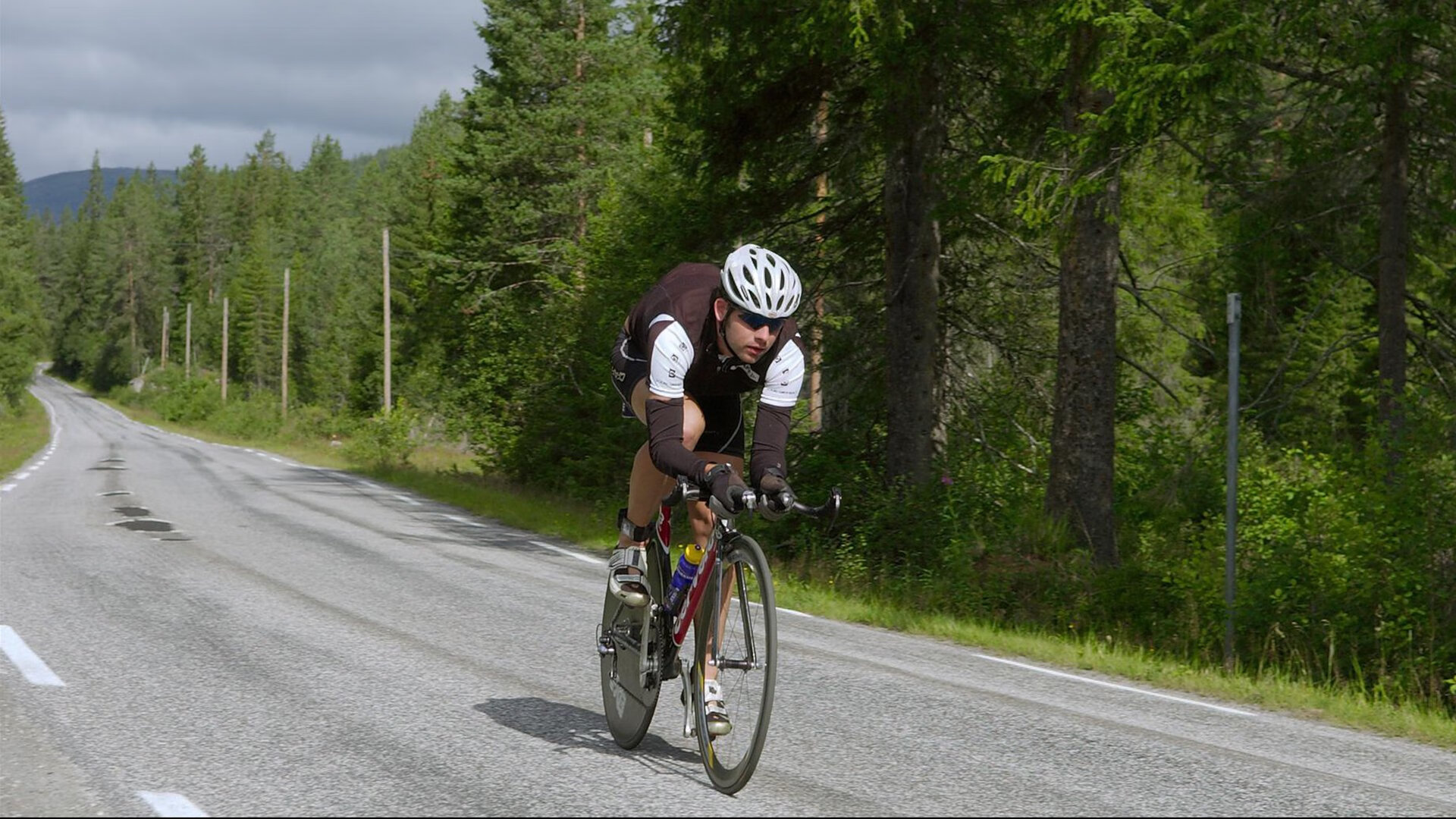 开云下载-蜂群战术与孤狼之道，当团队压制遇见个人英雄主义的璀璨夜晚